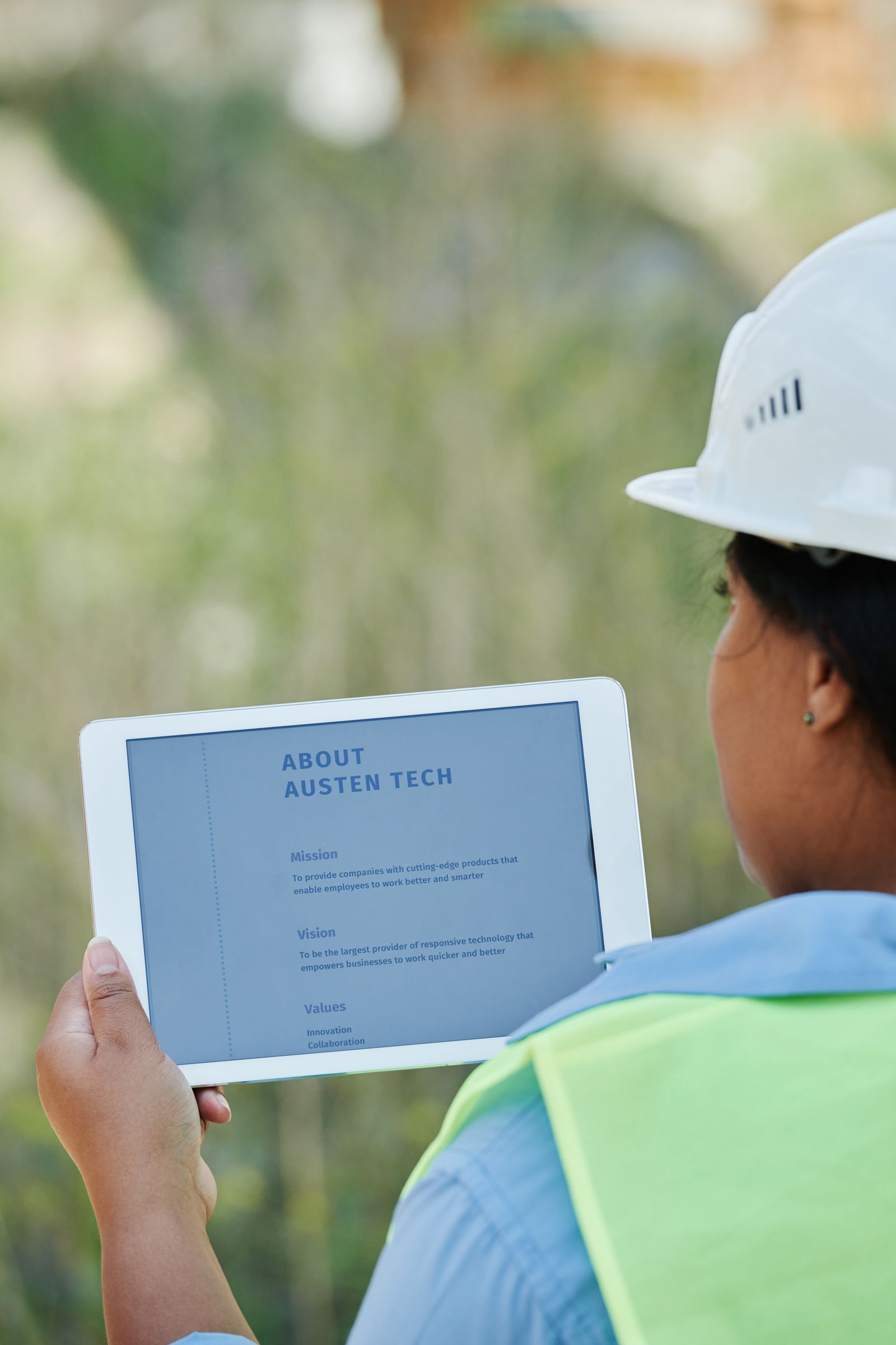 Artisan consultant son réseau de prescripteurs sur une tablette