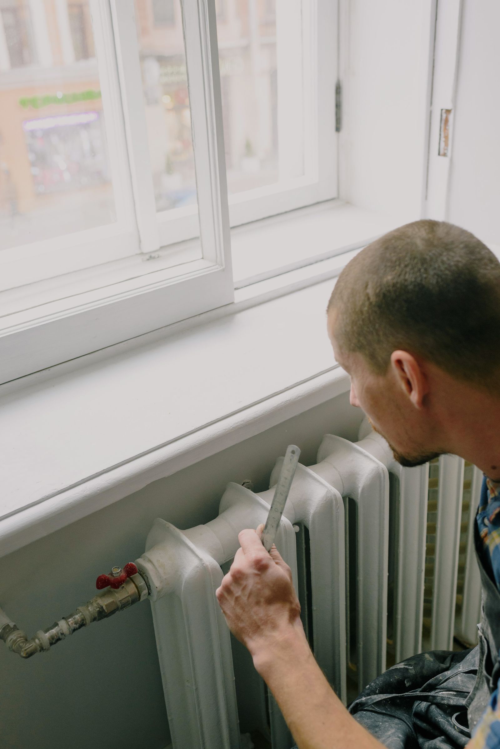 Technicien réalisant une intervention de SAV sur une installation de chauffage