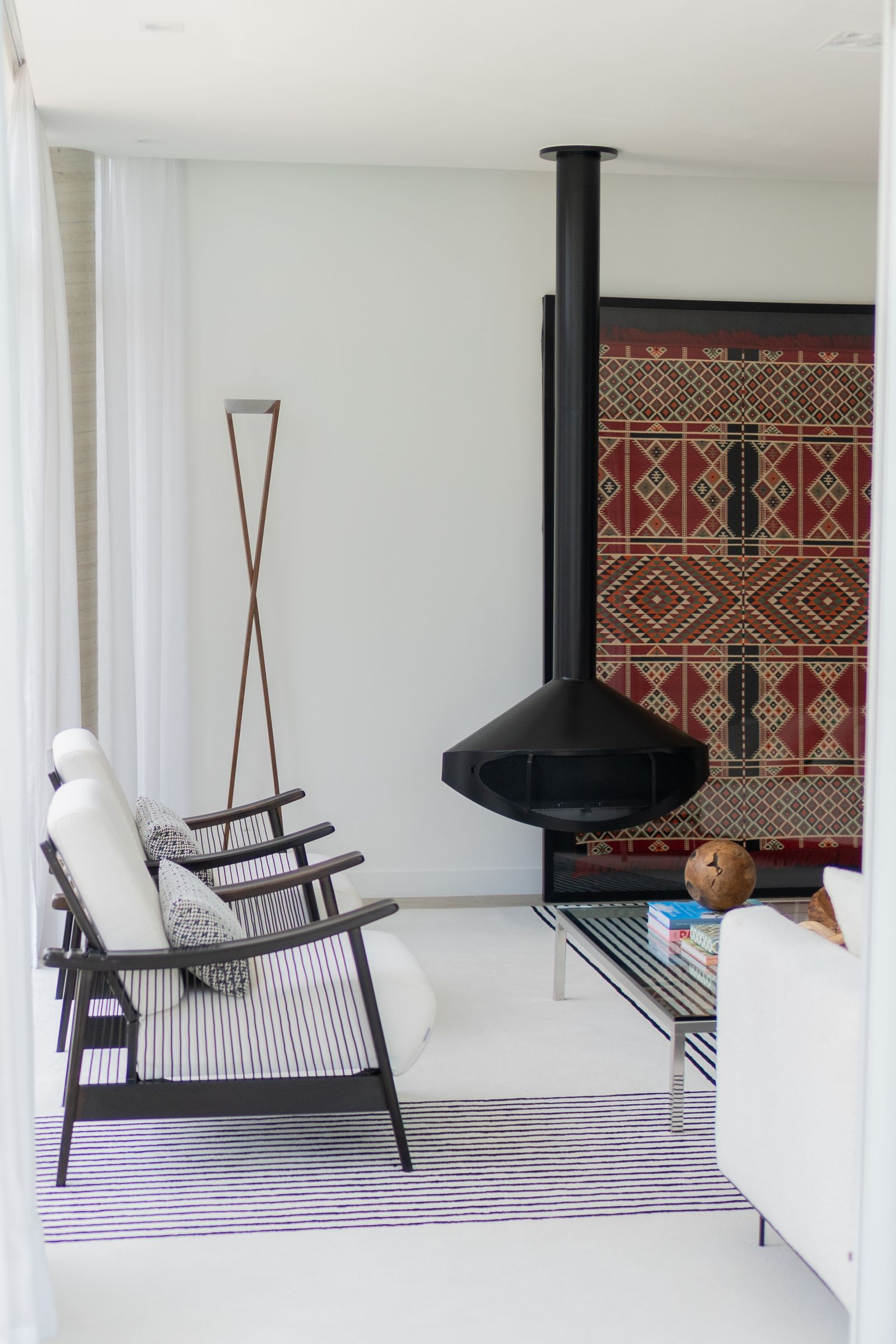 Cheminée suspendue design dans un salon contemporain