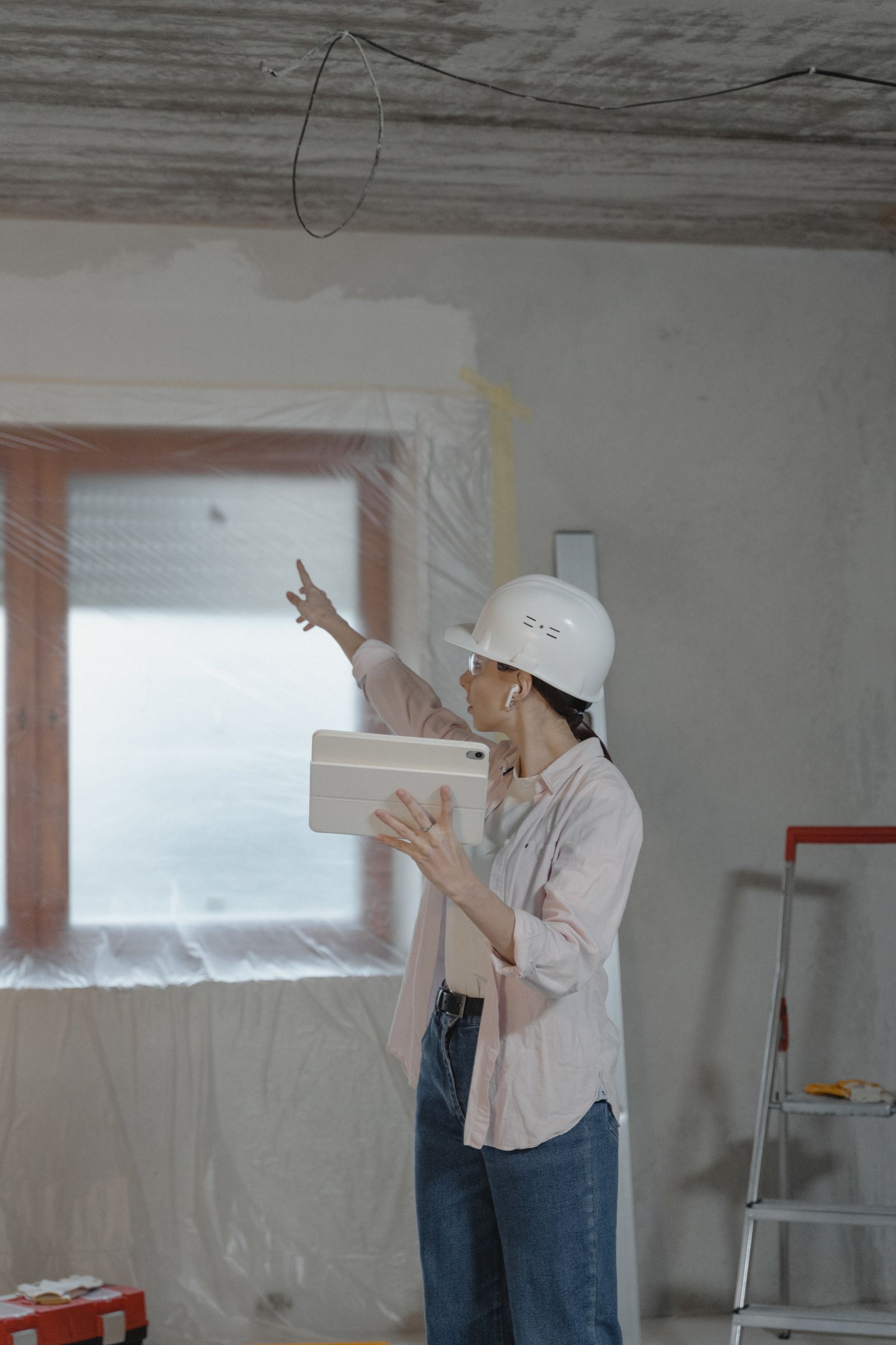 Cliente consultant le suivi de son chantier sur une tablette
