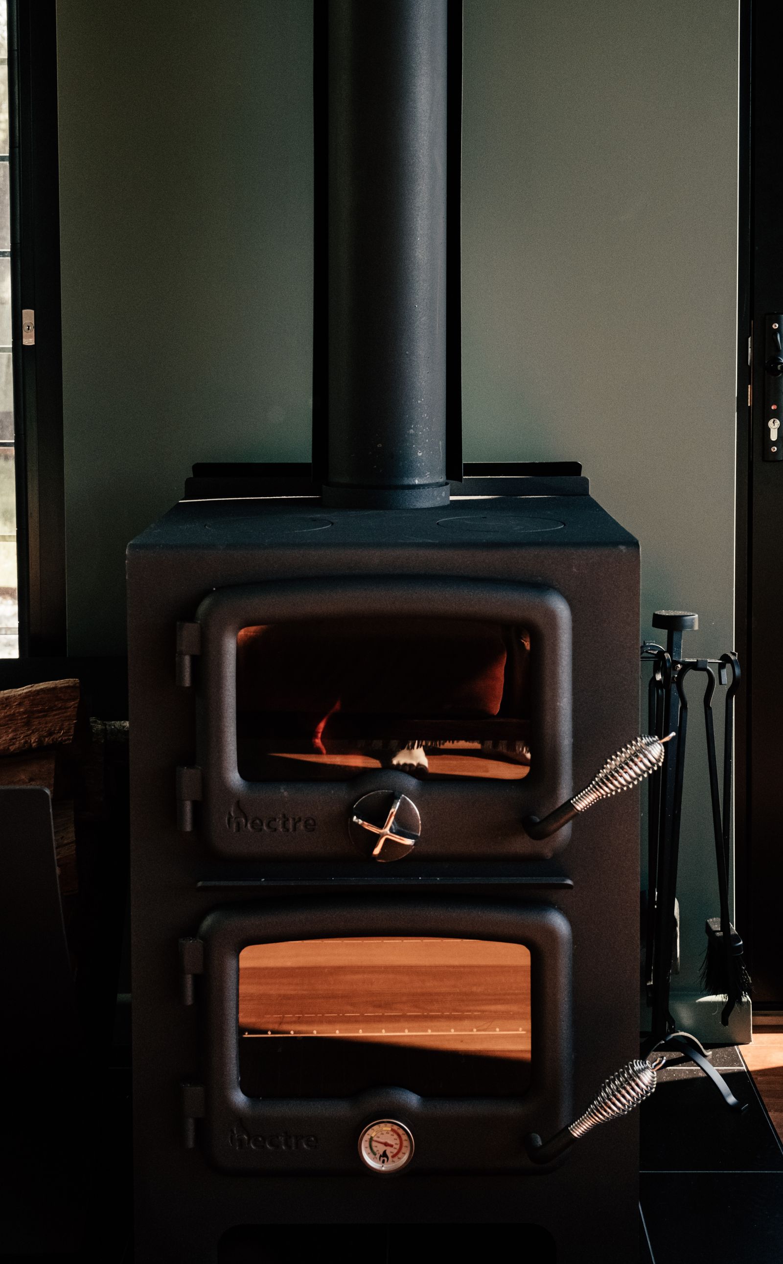Poêle à bois noir en fonte avec flambée, vu de près
